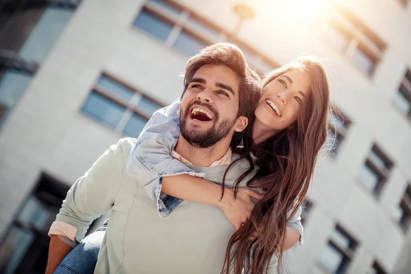 Feliz Joven Pareja Abrazando Riendo Aire Libre — Foto de Stock