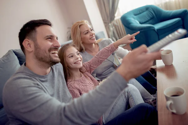 Jong Gezin Thuis Samen Kijken Samen Plezier — Stockfoto