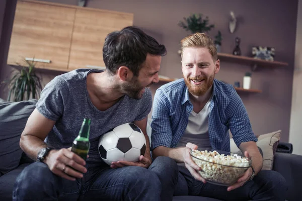 Двоє Хлопців Дивляться Футбол Ють Пиво Їдять Попкорн Вдома — стокове фото