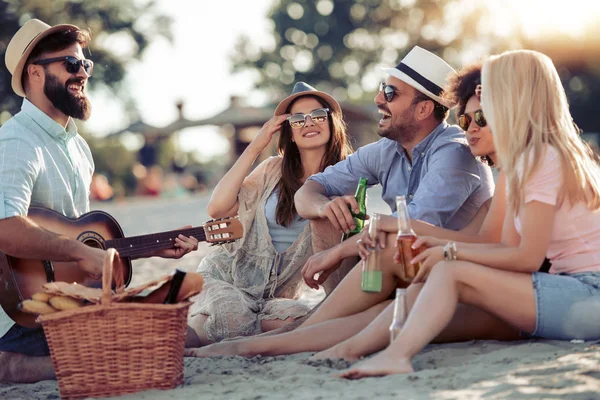 Jóvenes Alegres Con Guitarra Divirtiéndose Playa Verano Gente Amistad Diversión — Foto de Stock