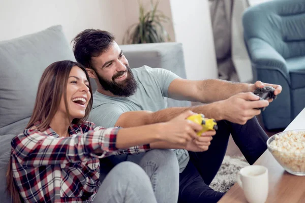 Pareja Feliz Sentados Juntos Sala Estar Sosteniendo Los Controladores Riendo — Foto de Stock