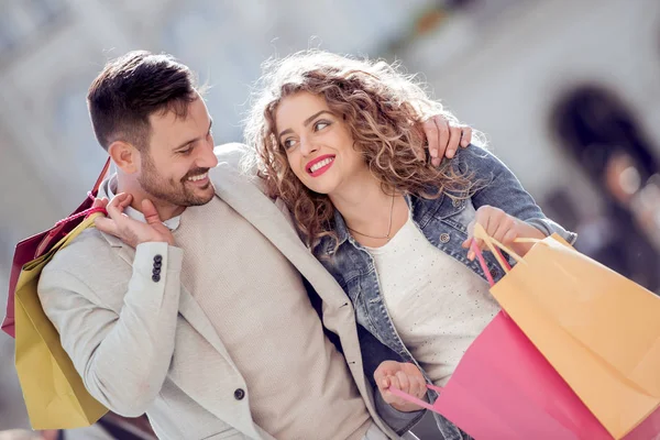 Portret Van Gelukkige Paar Met Boodschappentassen Verkoop Consumentisme Mensen Concept — Stockfoto