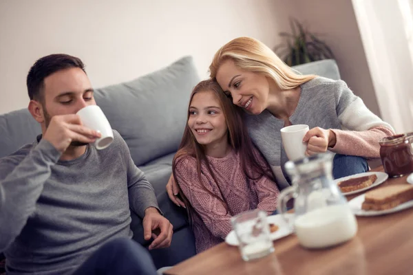 Sabahları kahvaltı evlerinde birlikte sahip üç aile.