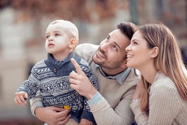 Feliz Familia Tres Jóvenes Pasar Tiempo Juntos Sonriendo Mientras Están — Foto de Stock