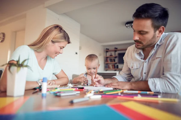 Mamá Papá Dibujando Con Hijo Están Divirtiendo Sala Estar — Foto de Stock