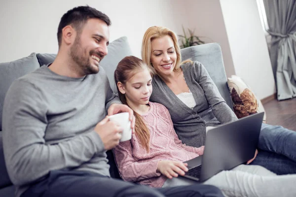 Família Feliz Bonita Com Criança Olhando Para Laptop Com Sorriso — Fotografia de Stock