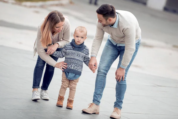 Glad Ung Familj Spendera Tid Tillsammans Utanför Vandrar Genom Staden — Stockfoto