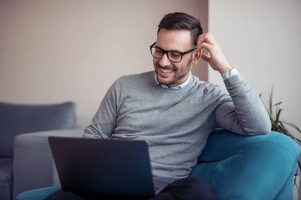 Jonge Man Aan Het Werk Laptop Thuis Kantoor — Stockfoto