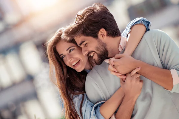 Gelukkig Jong Paar Knuffelen Lachen Buiten — Stockfoto