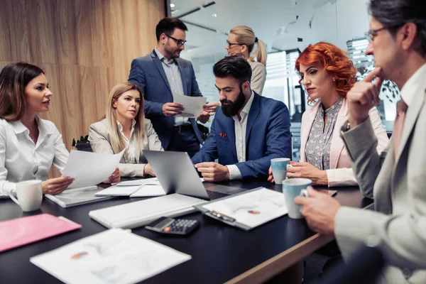 Grupo Empresarios Que Reúnen Gente Empresa Oficina Trabajo Equipo Concepto — Foto de Stock