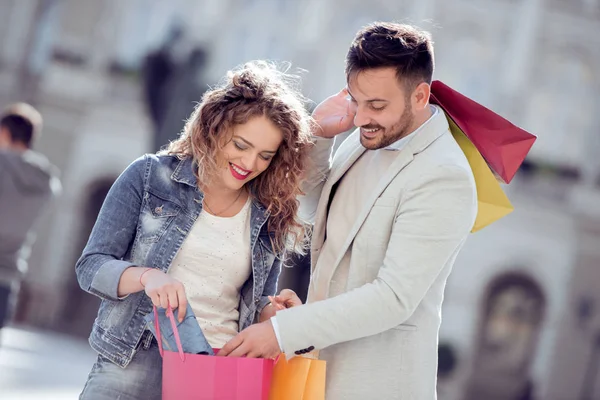 Portret Van Gelukkige Paar Met Boodschappentassen Verkoop Consumentisme Mensen Concept — Stockfoto