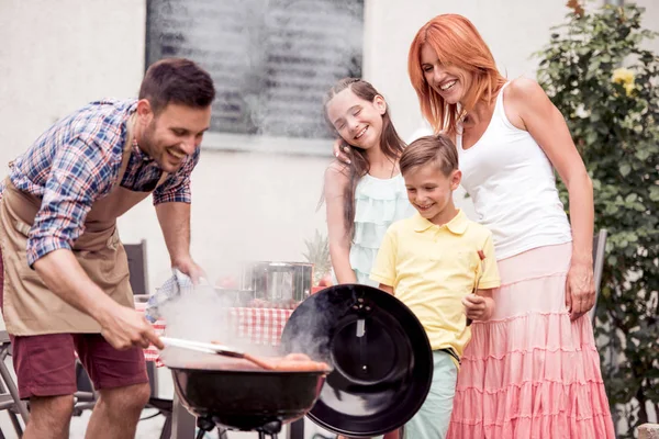 レジャー 休日コンセプト 夏屋外パーティーで彼の家族のバーベキュー グリルで肉を料理人 — ストック写真