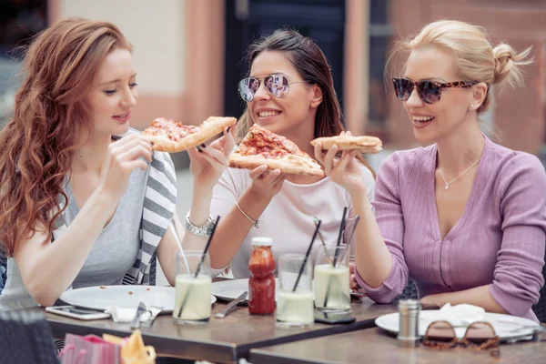 Três Meninas Alegres Comendo Pizza Café Livre Pessoas Comida Bebida — Fotografia de Stock