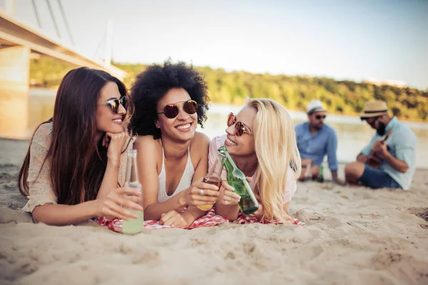 Grupo Jóvenes Amigas Divirtiéndose Playa — Foto de Stock