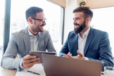 İki kişi iş tartışma modern ofiste portresi.