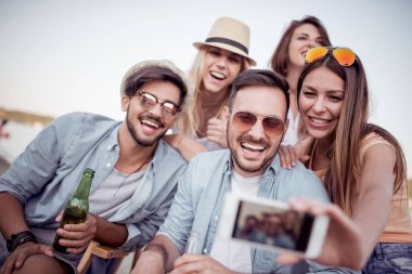 Yaz, tatil, tatil ve mutluluk kavramı-selfie akıllı telefon ile alarak arkadaş grubu.