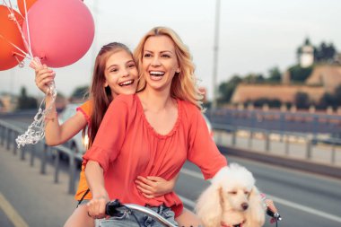 Anne ve kızı eğlenceli bir bisiklet sürme şehirde yaşıyorsanız.