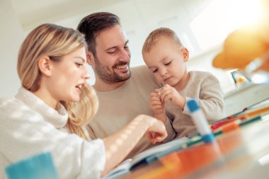 Annem ve babam onların oğlu ile birlikte çizim.