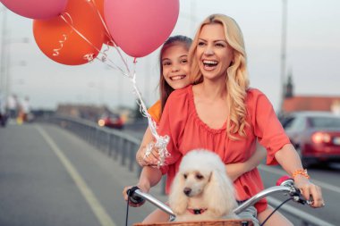 Anne ve kızı eğlenceli bir bisiklet sürme şehirde yaşıyorsanız.