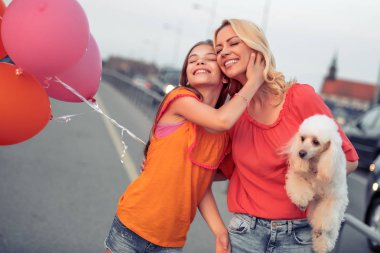 Güzel anne ve kızı şehirde eğleniyor.
