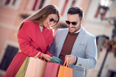 Alışveriş torbaları ile alışveriş sonra şehirde yürüyüş aşık genç çift.