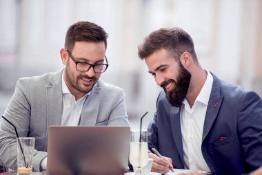 İki iş adamları kafe ya da restoran çalışıyor. İş kavramı.