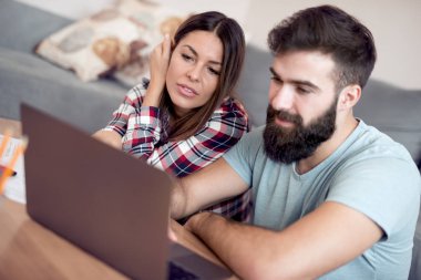 Aile, borçları ve mali sorunlar. Hayal kırıklığına uğramış genç karı -koca birlikte evrak işi yapıyorsun, yaptıkları harcamaların hesaplama.