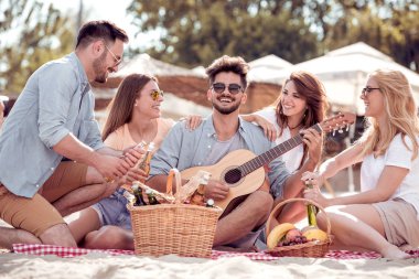 Bira içme ve müzik dinleme arkadaşlar beach partide eğleniyor. Yaz, tatil, tatil, müzik, mutlu insanlar kavramı.