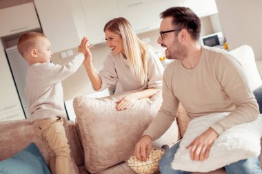 Mutlu genç aile film izlerken evde.