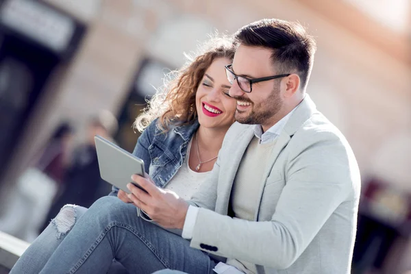 Glückliches Junges Paar Hat Spaß Freien Und Lächelt Schaut Auf — Stockfoto