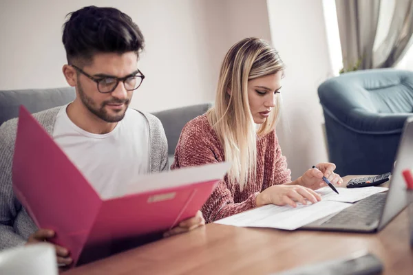 Güzel modern genç çift birlikte evde kendi ev bütçe planlama.