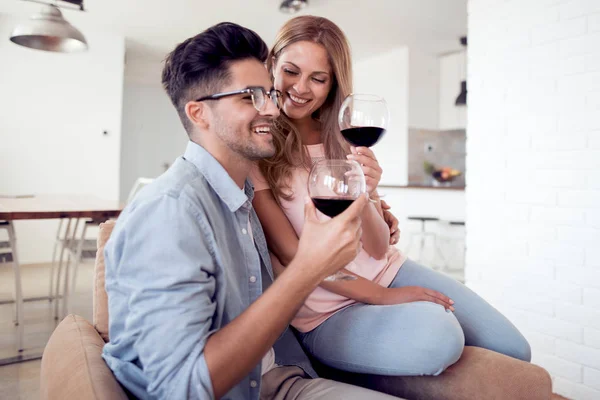 Retrato Pareja Relajándose Con Vino Tinto Casa — Foto de Stock