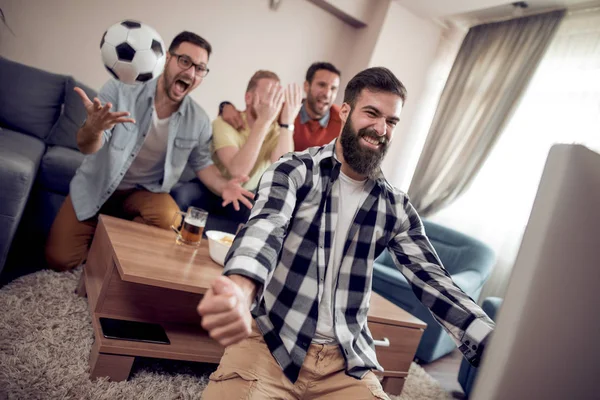 Dostluk, tatil ve insanlar kavramı mutlu arkadaş kanepede oturan ve evde tv izlerken bira grubu.