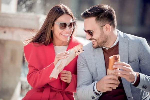 Liefde Dating Voedsel Levensstijl Paar Broodje Eten Praten Buiten — Stockfoto