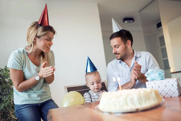 Urodziny Mały Chłopiec Wydmuchuje Świeczki Tort Urodzinowy Imprezie — Zdjęcie stockowe