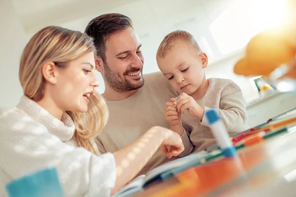 Maman Papa Dessinent Avec Leur Fils — Photo