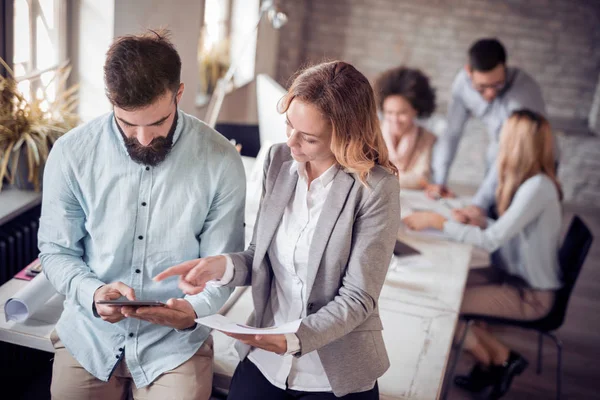 Ofiste çalışan başarılı iş çift.