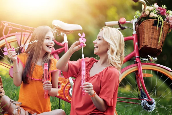 Anne ve kızı parkta piknik birlikte zevk.