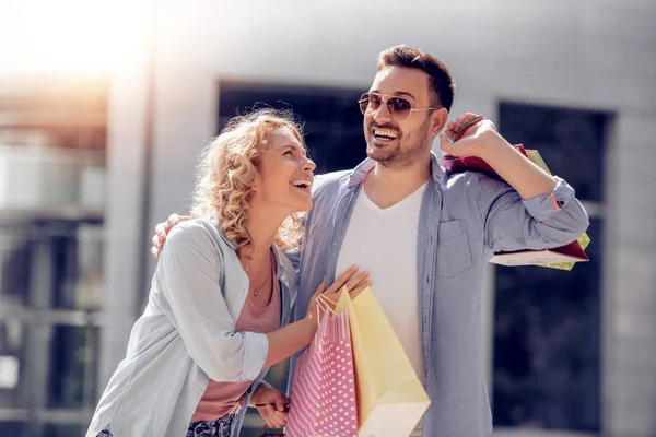 Ritratto Coppia Con Shopping Bag Città — Foto Stock