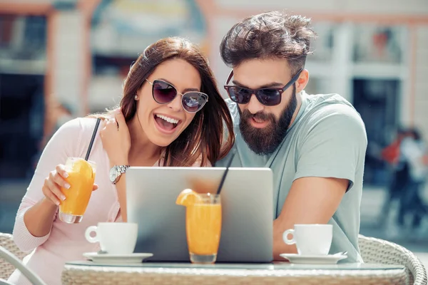 Junges Verliebtes Paar Sitzt Café Trinkt Kaffee Und Genießt Die — Stockfoto