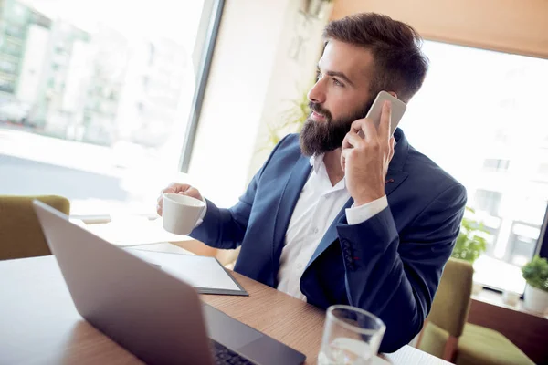 Empresário Feliz Cantar Laptop Escritório Moderno — Fotografia de Stock