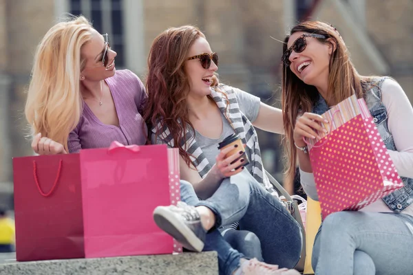 Tres Hermosas Mujeres Jóvenes Con Bolsas Compras Ciudad — Foto de Stock