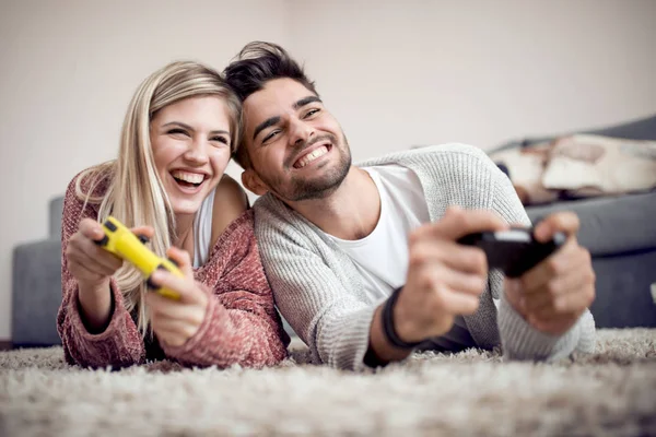 Casal Alegre Jogando Videogames Enquanto Deitado Tapete — Fotografia de Stock