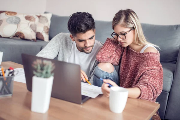 Bir şeyler açıklamaya ve kağıtları işaret eden genç adam.