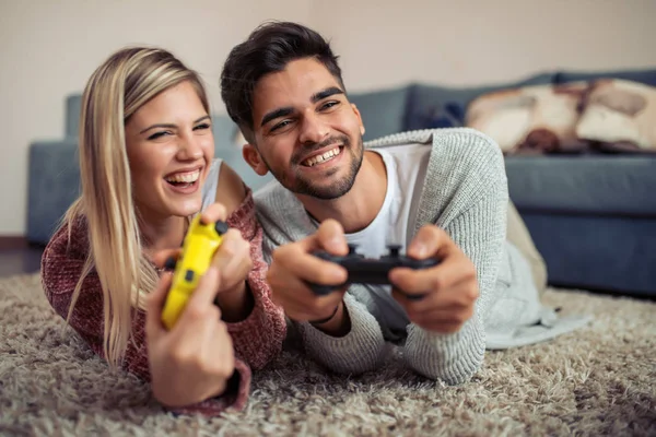 Casal Alegre Jogando Videogames Enquanto Deitado Tapete — Fotografia de Stock