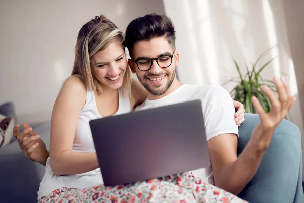 Birlikte Laptop Evde Oturma Odasında Kullanarak Kanepede Rahatlatıcı Mutlu Çift — Stok fotoğraf