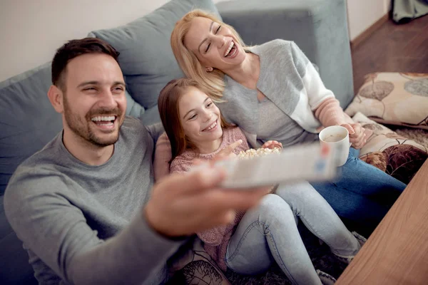 Família Jovem Assistindo Juntos Casa Divertindo Juntos — Fotografia de Stock