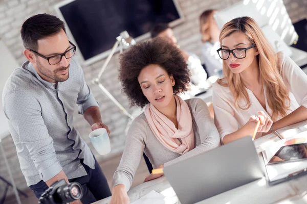 Imagen Los Socios Comerciales Discutiendo Documentos Ideas Reunión — Foto de Stock