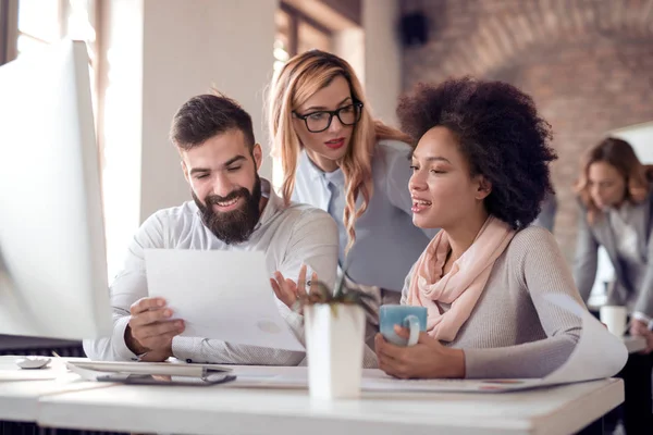Bir bilgisayarda çalışan iş ortakları. Ofiste çalışan çekici insanlar.