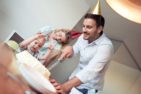 Boldog Család Ünnepli Születésnapját Együtt Otthon Konyhában — Stock Fotó